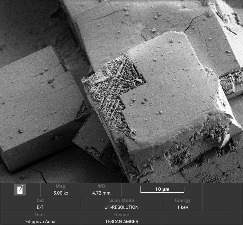 Состав: Zn<sub>4</sub>O(BDC)<sub>3</sub>, где BDC - терефталевая кислота.